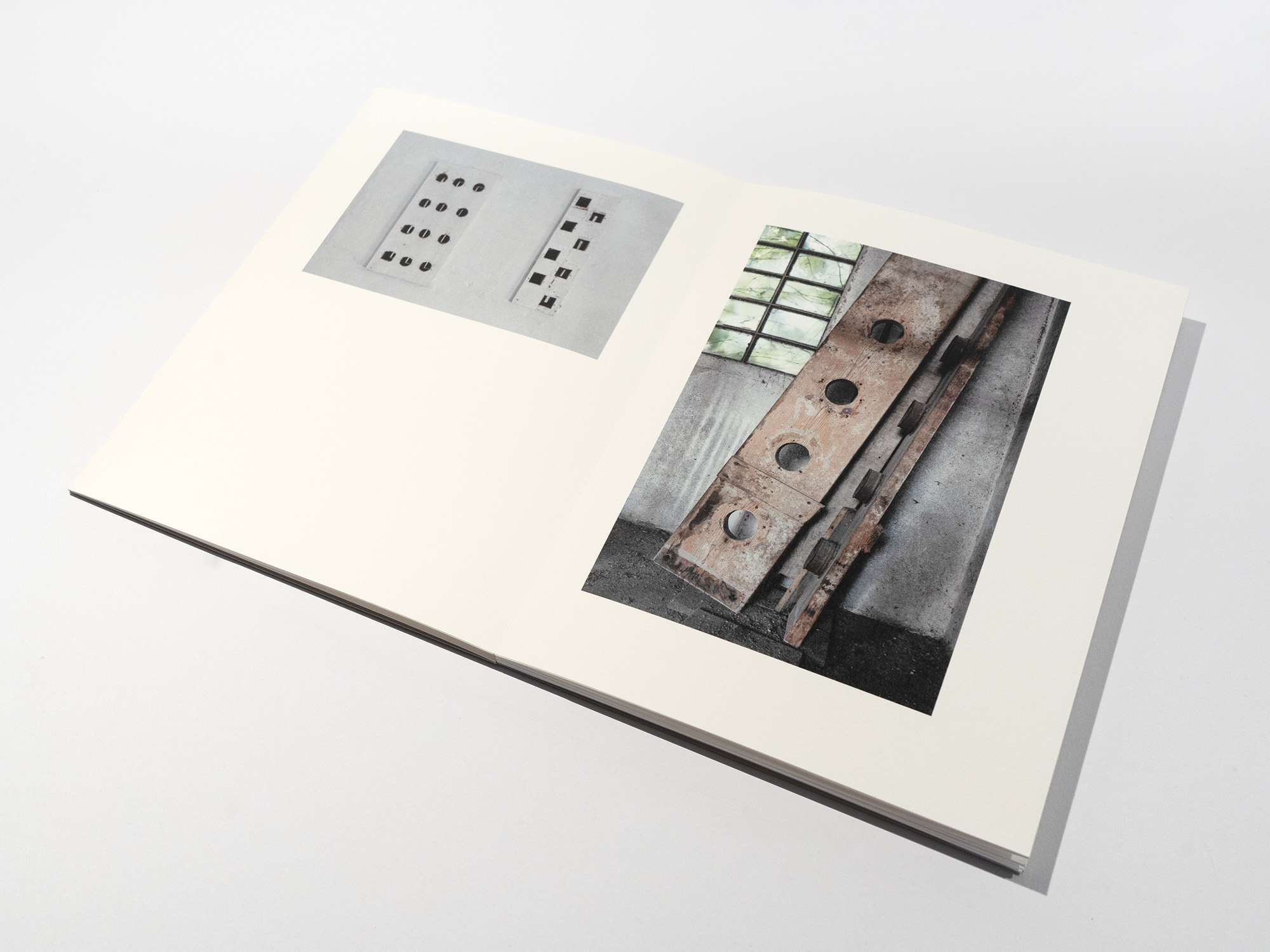 Pagine aperte di una fanzine fotografica artigianale realizzata durante un workshop di legatoria, con scatti in bianco e nero.