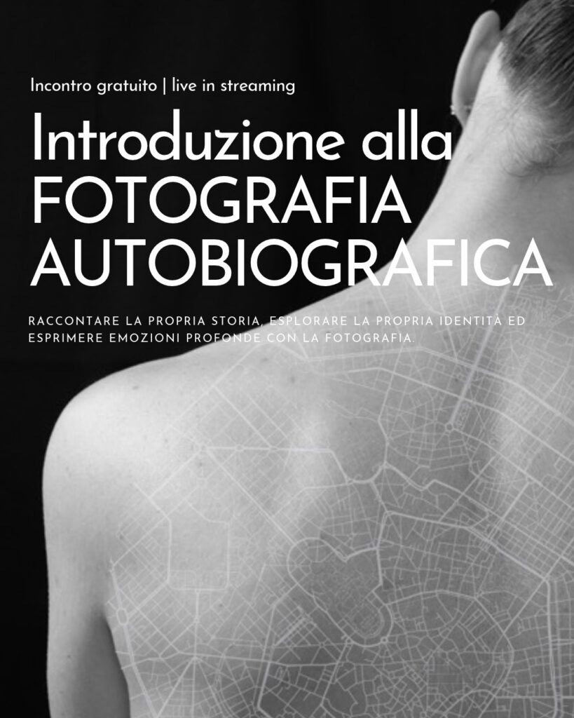 Locandina del corso online gratuito in streaming: 'Introduzione alla fotografia autobiografica'. L'immagine in bianco e nero mostra la schiena di una persona su cui è sovrapposta la mappa stradale di una città.