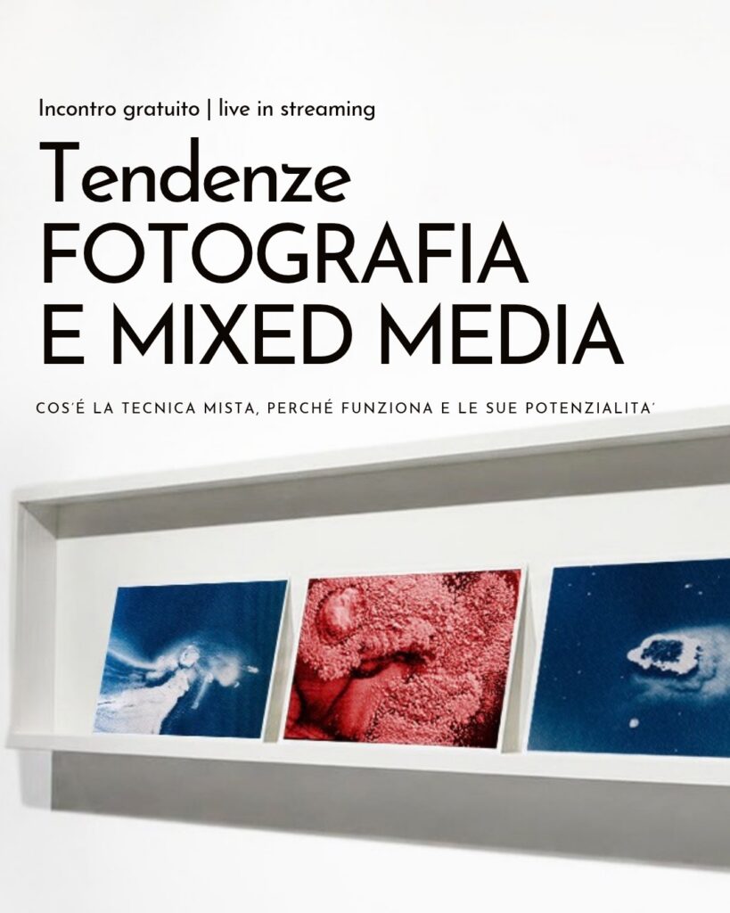 Locandina dell'incontro gratuito in live streaming sulle tendenze di fotografia e mixed media. L'immagine mostra il titolo dell'evento e, in basso, tre stampe fotografiche artistiche nei toni del blu e del rosa esposte all'interno di una cornice bianca minimale.