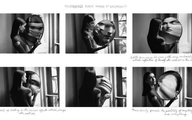 Fotografia in bianco e nero in sei sequenze intitolata "Heisenberg's Magic Mirror of Uncertainty" (1998) del fotografo Duane Michals, che mostra una donna con uno specchio distorto e scritte manoscritte.