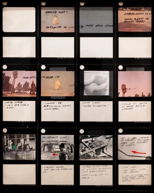 Fotografia concettuale in formato provino di John Baldessari, composta da fotogrammi sequenziali, annotazioni manoscritte e indicazioni registiche.