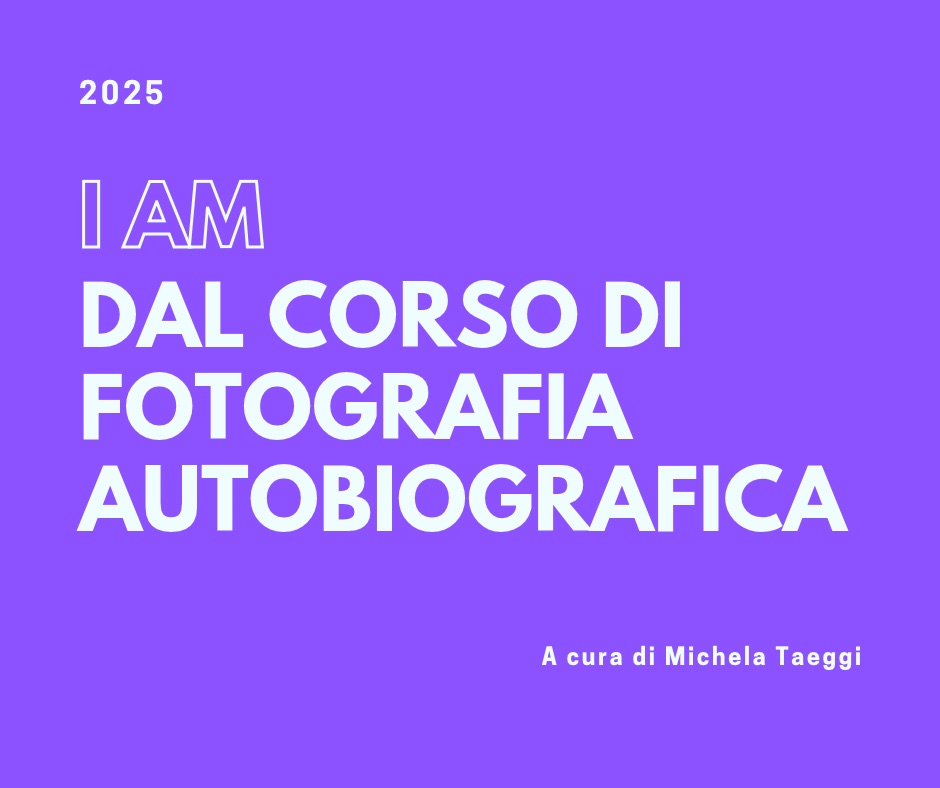 Grafica promozionale viola brillante con testo bianco in italiano '2025 I AM DAL CORSO DI FOTOGRAFIA AUTOBIOGRAFICA A cura di Michela Taeggi', un annuncio per un corso di fotografia.