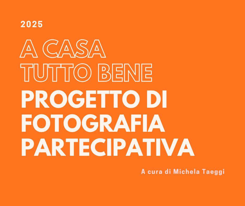Locandina per il progetto "A Casa Tutto Bene" del 2025, a cura di Michela Taeggi, dedicata alla fotografia partecipativa. Il testo è bianco su sfondo arancione vivo.