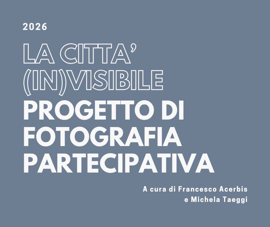 Locandina del progetto di fotografia partecipativa "La Città (In)visibile" del 2026, a cura di Francesco Acerbis e Michela Taeggi. Il testo bianco si staglia su uno sfondo grigio-blu.