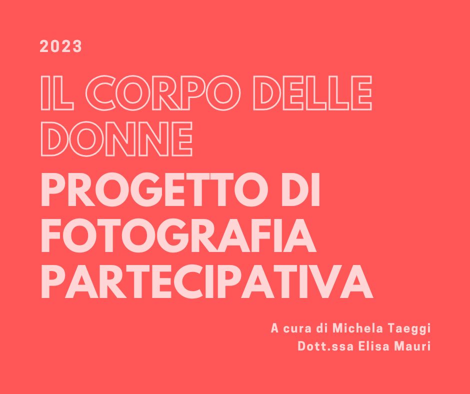 Locandina del progetto di fotografia partecipativa "Il Corpo delle Donne" del 2023, a cura di Michela Taeggi e Dott.ssa Elisa Mauri. Il testo bianco si staglia su uno sfondo rosso corallo.
