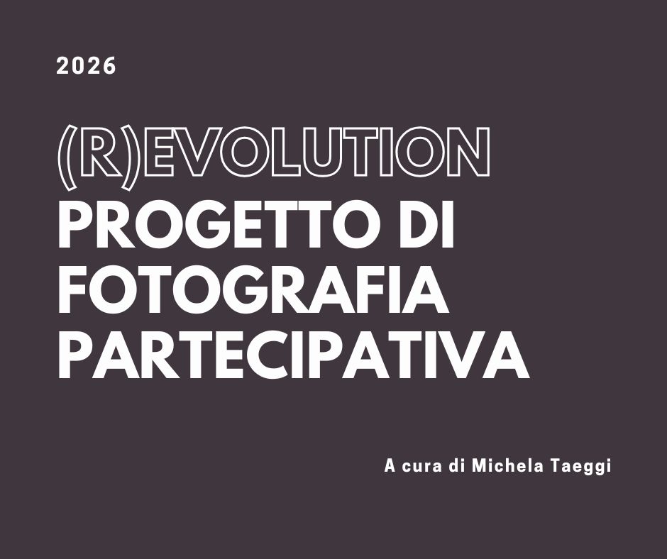 Locandina del progetto di fotografia partecipativa "(R)evolution" del 2026, a cura di Michela Taeggi. Il testo bianco si staglia su uno sfondo marrone scuro.