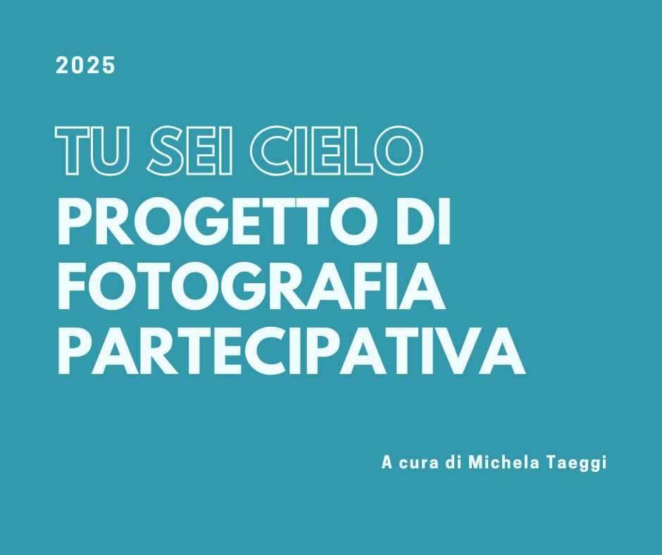 Locandina del progetto di fotografia partecipativa "Tu Sei Cielo" del 2025, a cura di Michela Taeggi. Il testo bianco si staglia su uno sfondo blu petrolio.