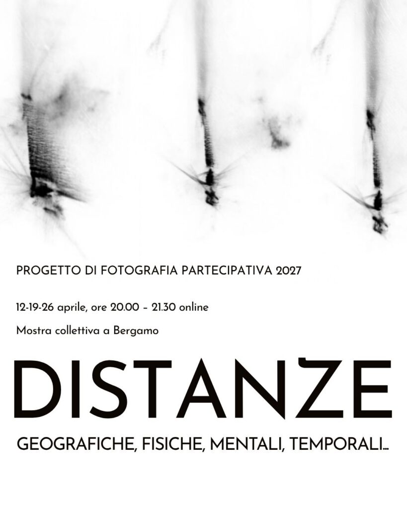 Locandina del Progetto di Fotografia Partecipativa 2027 "DISTANZE. Geografiche, fisiche, mentali, temporali...", con incontri online il 12, 19 e 26 aprile e mostra collettiva a Bergamo.